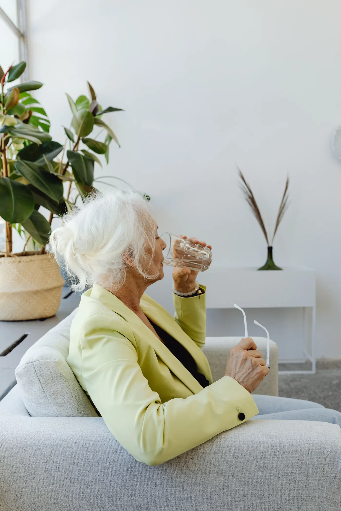 Pflegekraft erinnert eine Seniorin ans Trinken