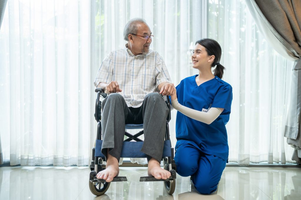Kompressionsstrümpfe anziehen Frankfurt – Pflegekraft hilft Seniorin morgens beim Anziehen der Kompressionsstrümpfe