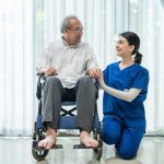 Kompressionsstrümpfe anziehen Frankfurt – Pflegekraft hilft Seniorin morgens beim Anziehen der Kompressionsstrümpfe