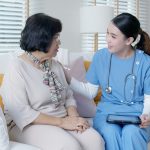 Osteoporose Pflege Frankfurt – Pflegekraft unterstützt Seniorin beim sicheren Gehen zu Hause