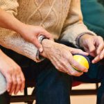 Verstopfung Pflege Frankfurt – Pflegekraft unterstützt Seniorin bei Flüssigkeit, Bewegung und Alltag zu Hause