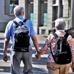 COPD Pflege Frankfurt – Pflegekraft unterstützt Senior mit Atemproblemen zu Hause