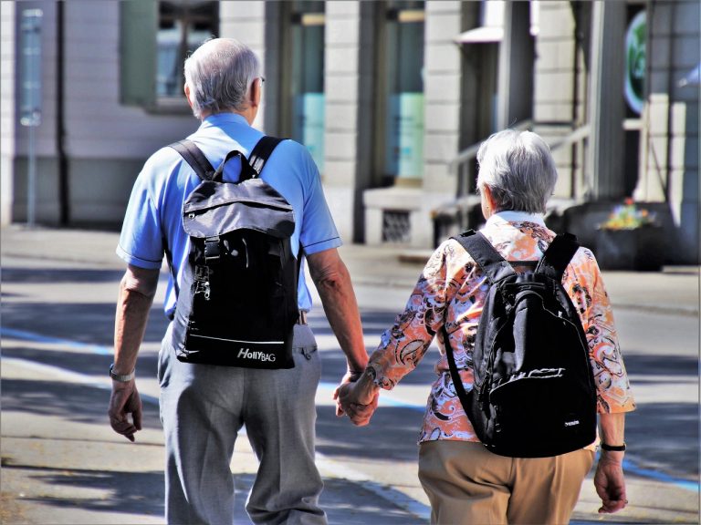 COPD Pflege Frankfurt – Pflegekraft unterstützt Senior mit Atemproblemen zu Hause