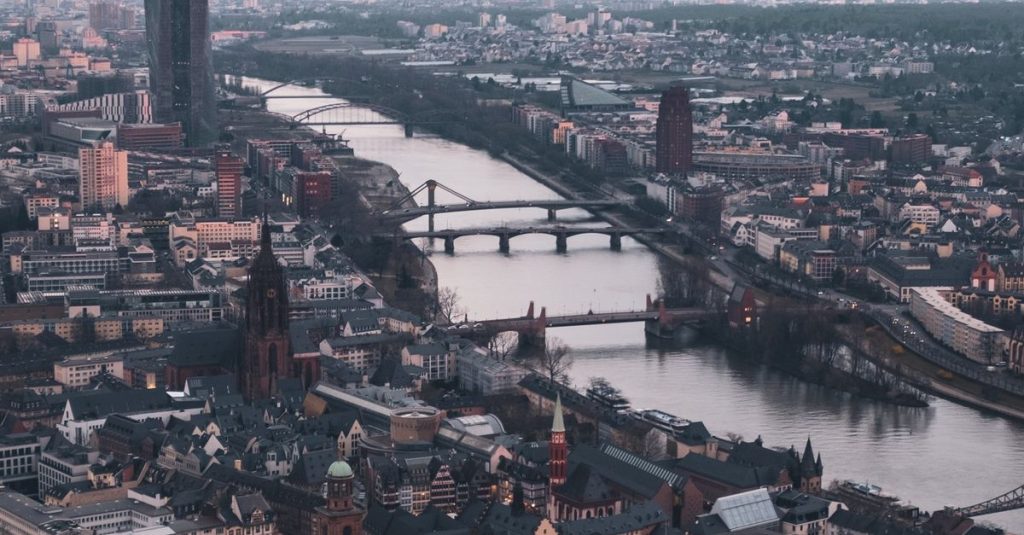 Pflegedienst Frankfurt Heddernheim begleitet Seniorin im Alltag zu Hause
