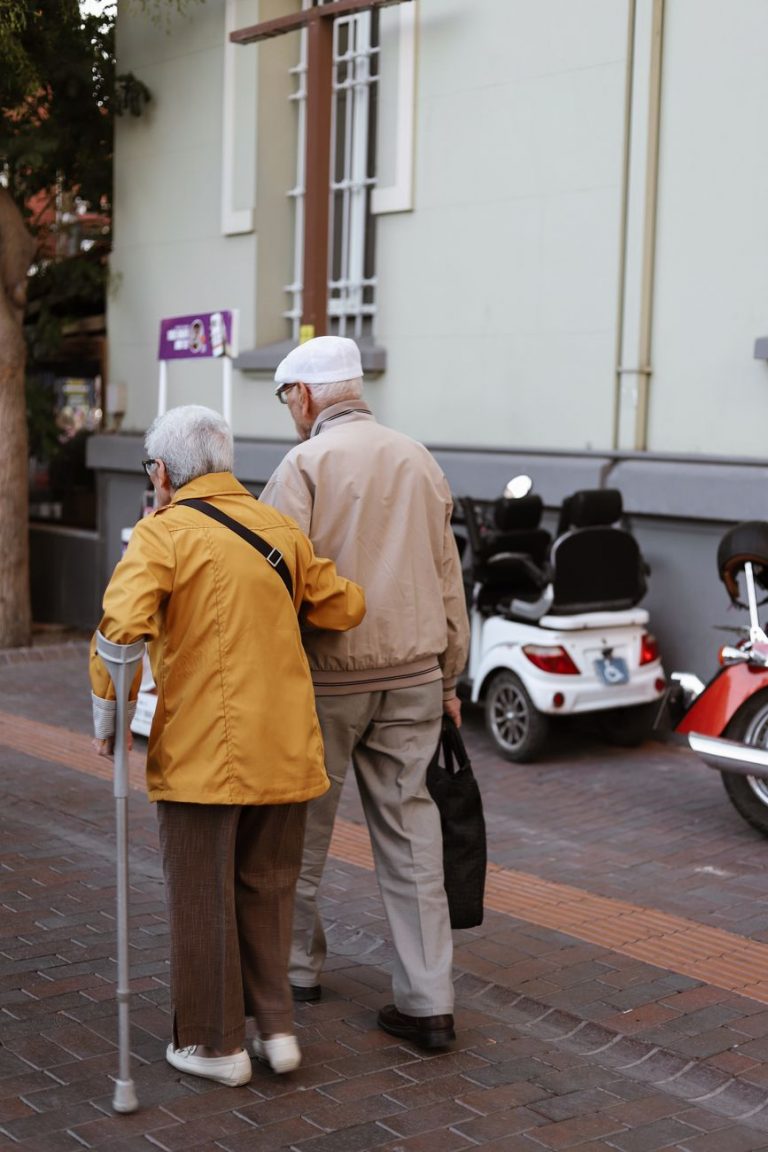 Schluckstörungen Pflege Frankfurt – Pflegekraft unterstützt Seniorin beim sicheren Essen und Trinken zu Hause