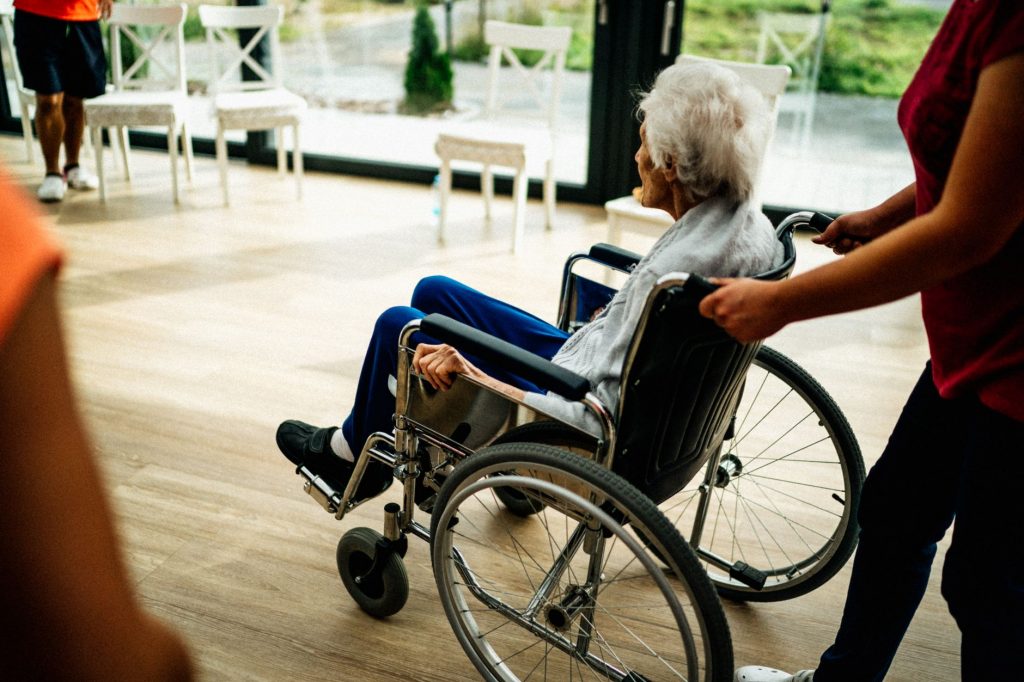 Blutzuckermessung zu Hause Frankfurt durch Pflegedienst bei Diabetes-Patientin