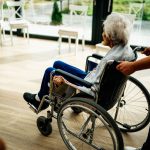 Blutzuckermessung zu Hause Frankfurt durch Pflegedienst bei Diabetes-Patientin