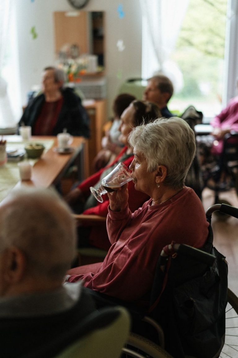 Dialyse Begleitung Pflege Frankfurt – Pflegekraft unterstützt Senior nach dem Dialysetermin zu Hause