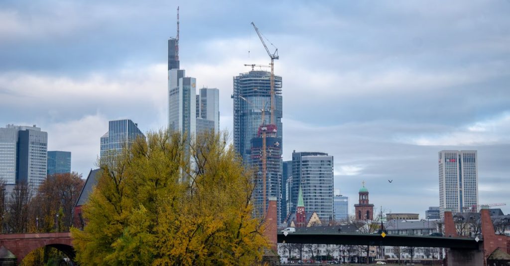 Pflegedienst Frankfurt Nied unterstützt Seniorin sicher zu Hause