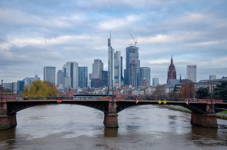 Pflege bei Bettlägerigkeit Frankfurt mit würdevoller Unterstützung zu Hause