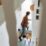 Hörverlust Pflege Frankfurt – Pflegekraft spricht ruhig mit schwerhörigem Senior zu Hause