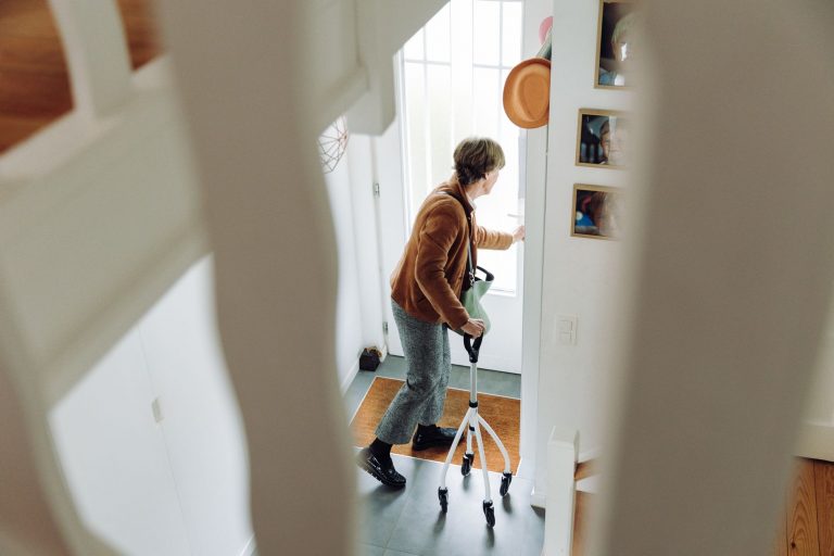 Hörverlust Pflege Frankfurt – Pflegekraft spricht ruhig mit schwerhörigem Senior zu Hause