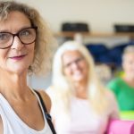 Parkinson Pflege Frankfurt – Pflegekraft unterstützt Senior beim sicheren Gehen zu Hause