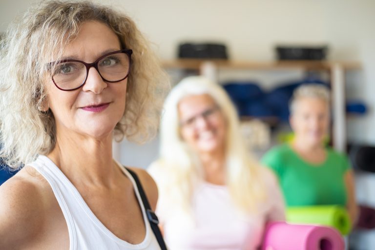 Parkinson Pflege Frankfurt – Pflegekraft unterstützt Senior beim sicheren Gehen zu Hause