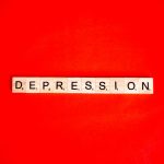 Depression im Alter Pflege Frankfurt – Pflegekraft spricht einfühlsam mit Seniorin zu Hause