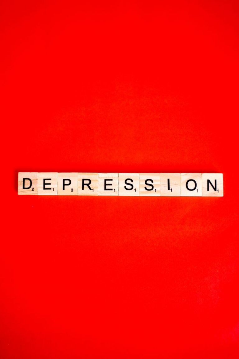 Depression im Alter Pflege Frankfurt – Pflegekraft spricht einfühlsam mit Seniorin zu Hause
