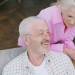 Herzinsuffizienz Pflege Frankfurt – Pflegekraft unterstützt Seniorin mit Herzschwäche zu Hause im Alltag