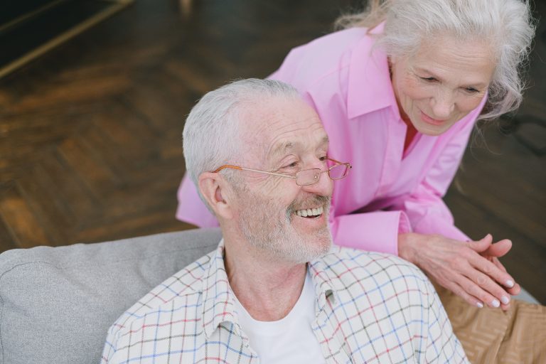 Herzinsuffizienz Pflege Frankfurt – Pflegekraft unterstützt Seniorin mit Herzschwäche zu Hause im Alltag