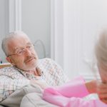 Pflegeberatung Frankfurt mit Angehörigen und Pflegedienst zur Pflege zu Hause