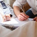 Mobilisation Pflege Frankfurt – Pflegekraft unterstützt Senior beim sicheren Aufstehen und Gehen zu Hause