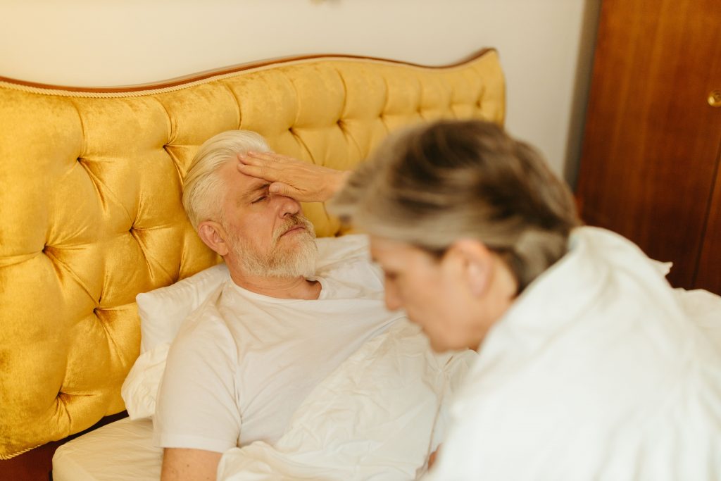 Angehörige spricht mit Pflegekraft über die Versorgung eines Seniors zu Hause – Kommunikation mit Pflegedienst Frankfurt