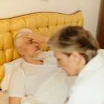Angehörige spricht mit Pflegekraft über die Versorgung eines Seniors zu Hause – Kommunikation mit Pflegedienst Frankfurt
