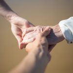 Katheterpflege zu Hause Frankfurt – Pflegekraft unterstützt Senior diskret bei der Katheterversorgung im häuslichen Alltag