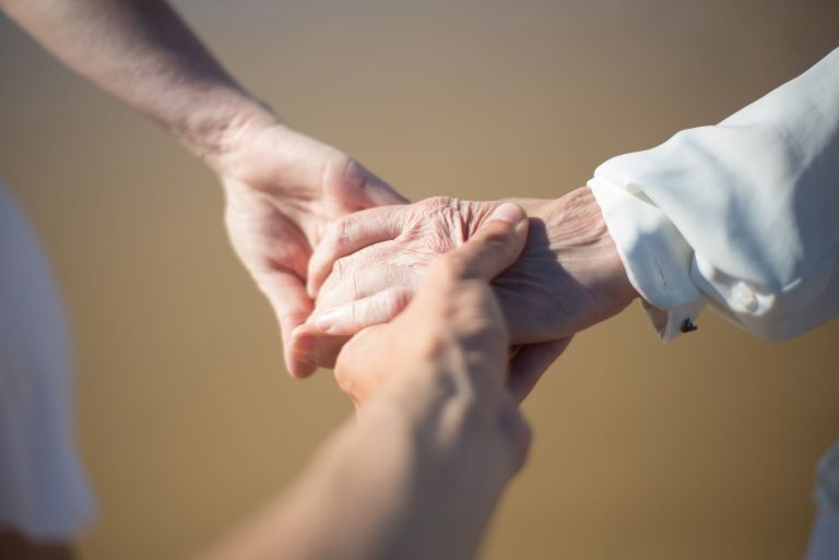Katheterpflege zu Hause Frankfurt – Pflegekraft unterstützt Senior diskret bei der Katheterversorgung im häuslichen Alltag