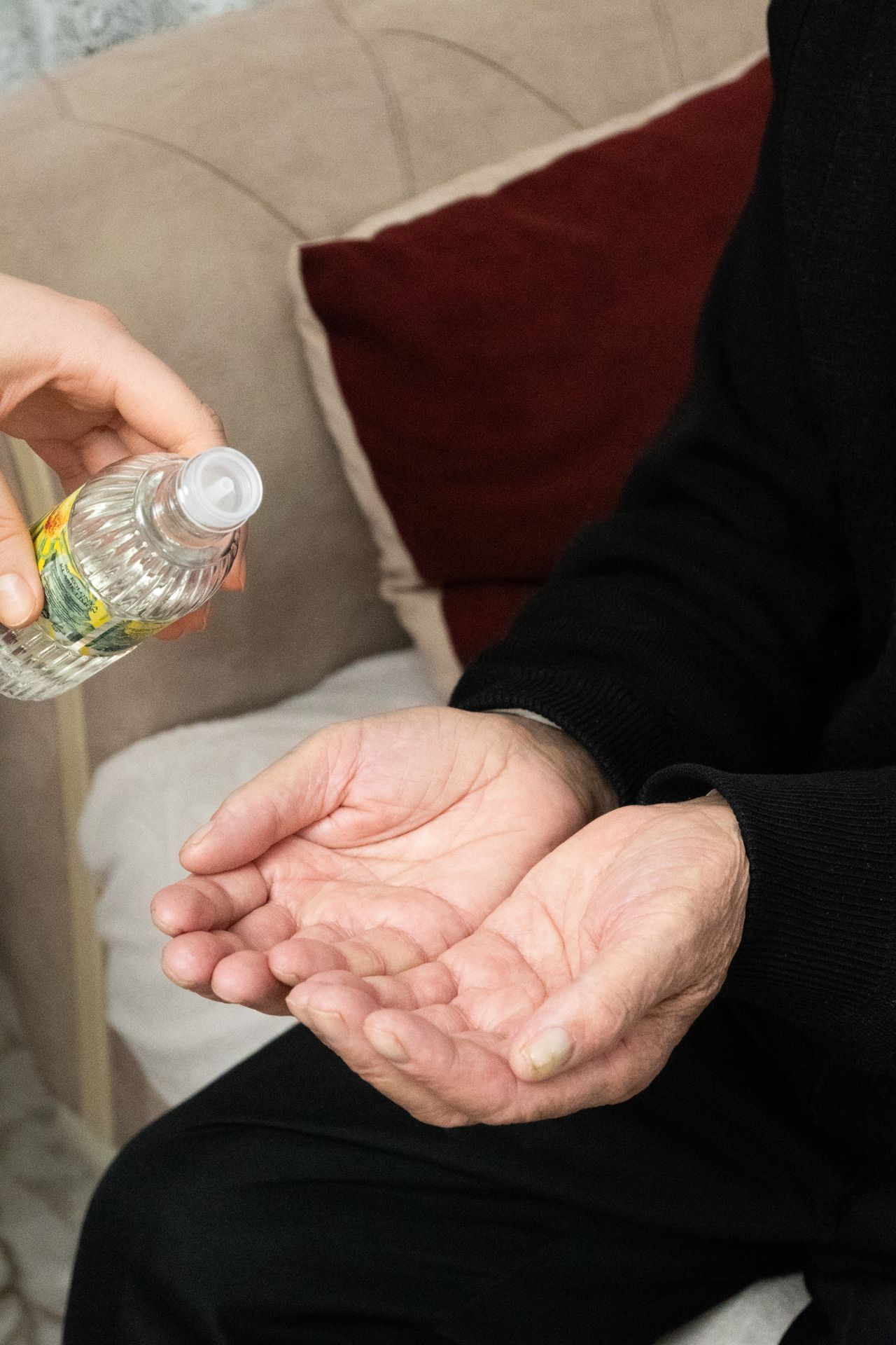 Pflegekraft hilft einer Rheuma-Patientin im Alltag zu Hause in Frankfurt