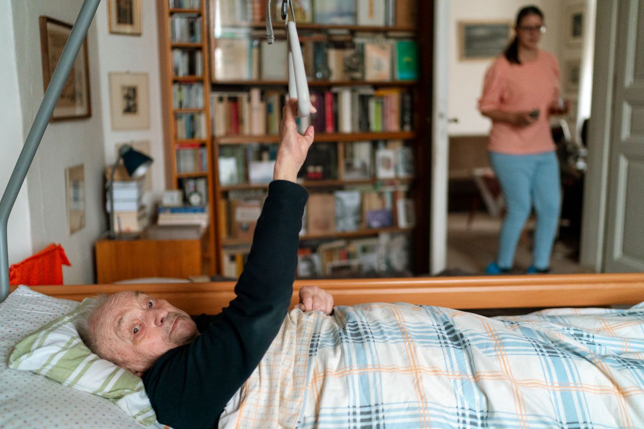 Lymphödem Pflege Frankfurt – Pflegekraft legt Kompression an