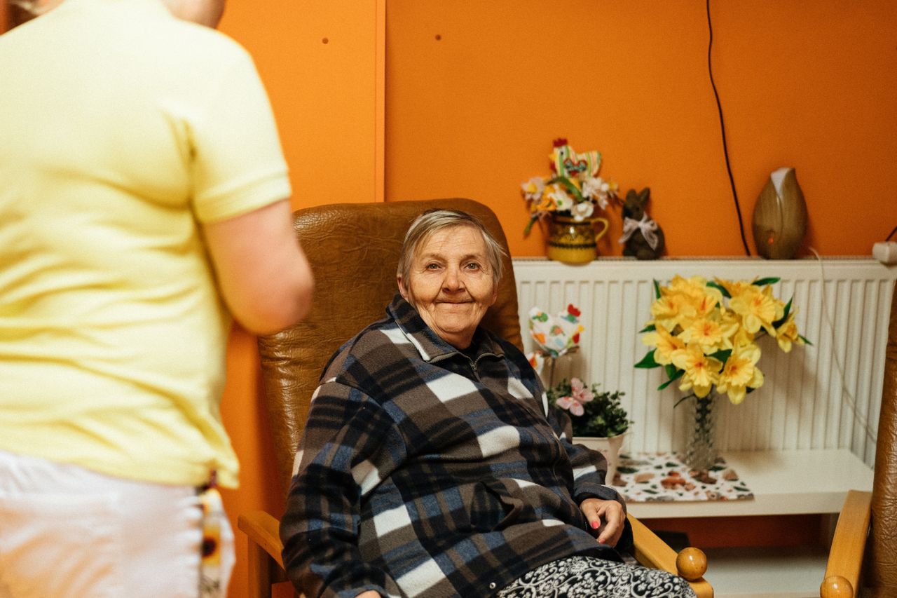 Pflegekraft achtet im Sommer auf ausreichendes Trinken einer Seniorin in Frankfurt