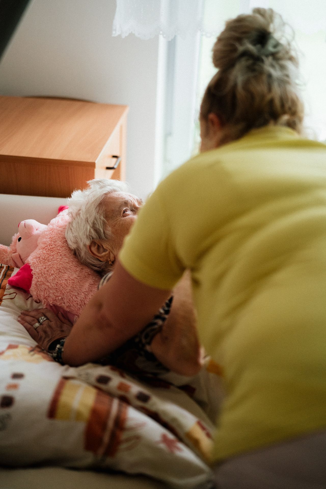Pflegekraft misst Blutzucker vor der Insulingabe zu Hause in Frankfurt